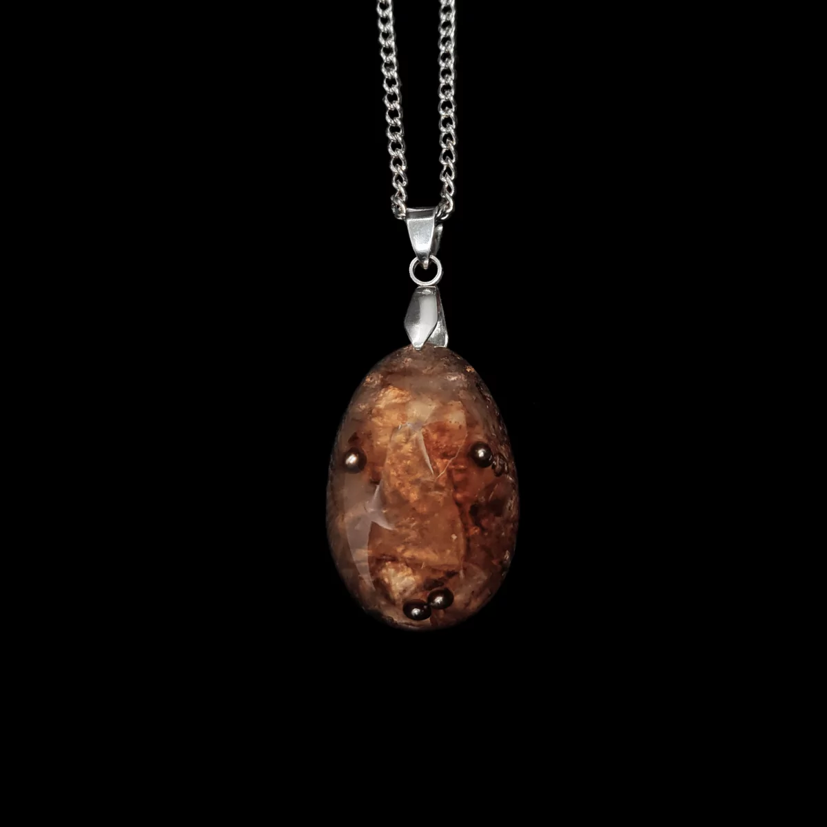 Orgonit-Schmuck "Hazel" mit hellbraunen Edelsteinen & silberner Halskette.