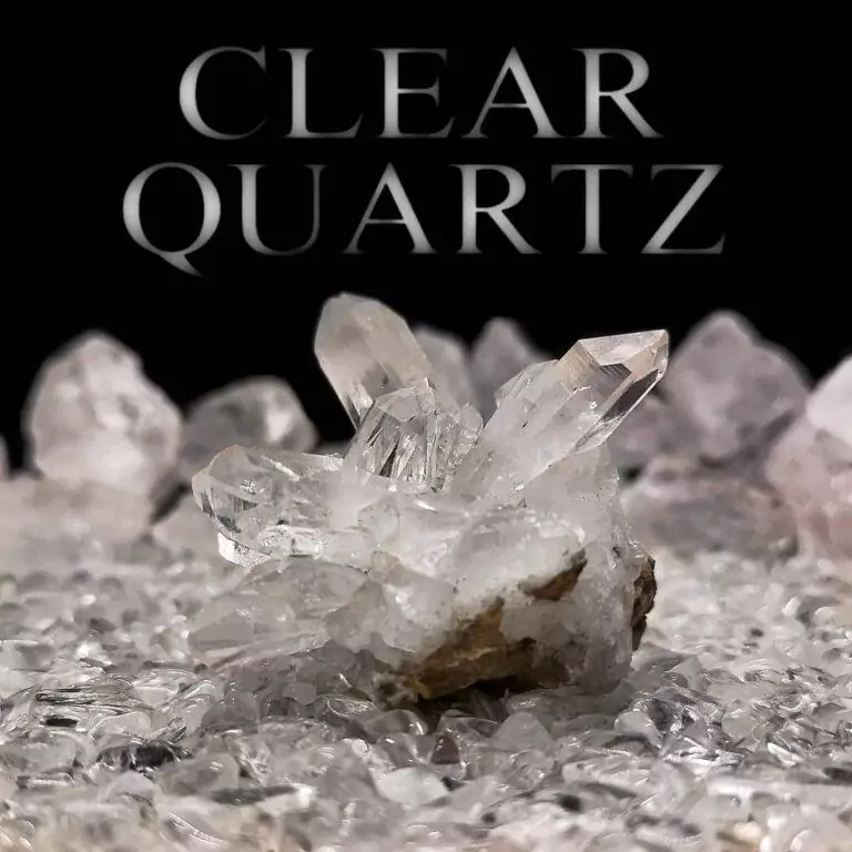 Bergkristall Kraftstein mit Spitzen auf Bergkristall Trommelsteinen mit Bergkristall Rohsteinen im Hintergrund. Dieses Edelstein Bild wird mit der Überschrift "CLEAR QUARTZ" gekennzeichnet.