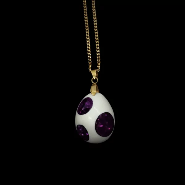 Lila/weißer Orgon Talisman "Traumwandel" Dino-Ei. Das weiße Orgon Dino-Ei zeigt lilane Punkte & hängt an einer goldenen Kette.