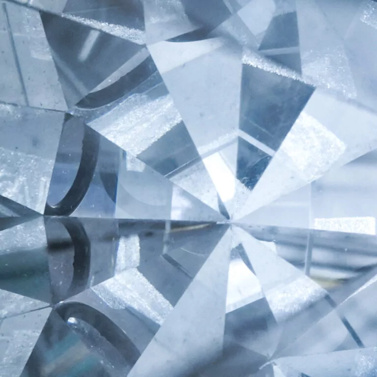 Ein facettierter Brillant Diamant.