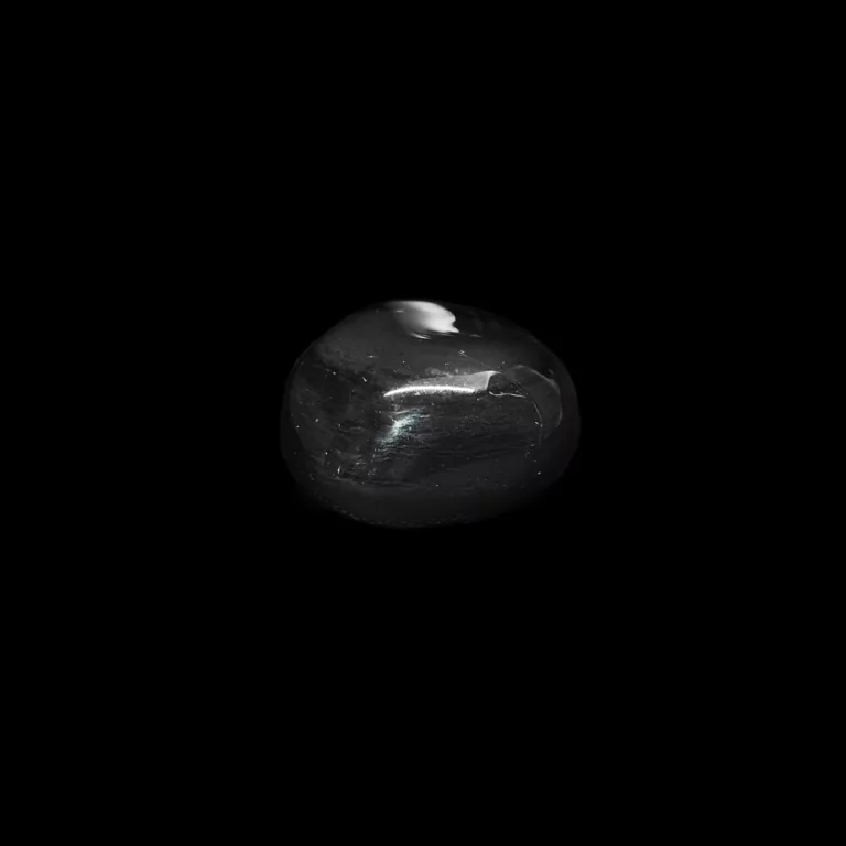 Ein schwarzer Onyx Trommelstein, welcher auch als Schutzstein bekannt ist.