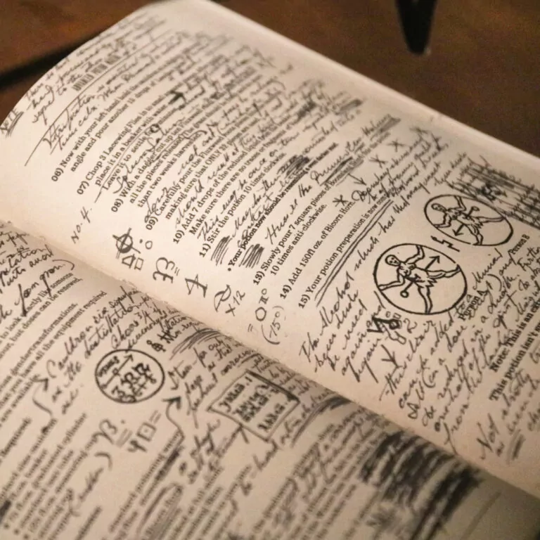 Esoterische Buchseiten, Symbolbild für ein spirituelles Lexikon.