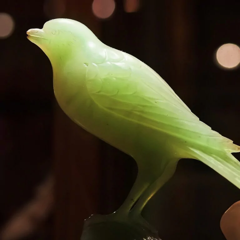 Ein Jade-Edelstein, welcher traditionell in Vogelform geschnitzt wurde.