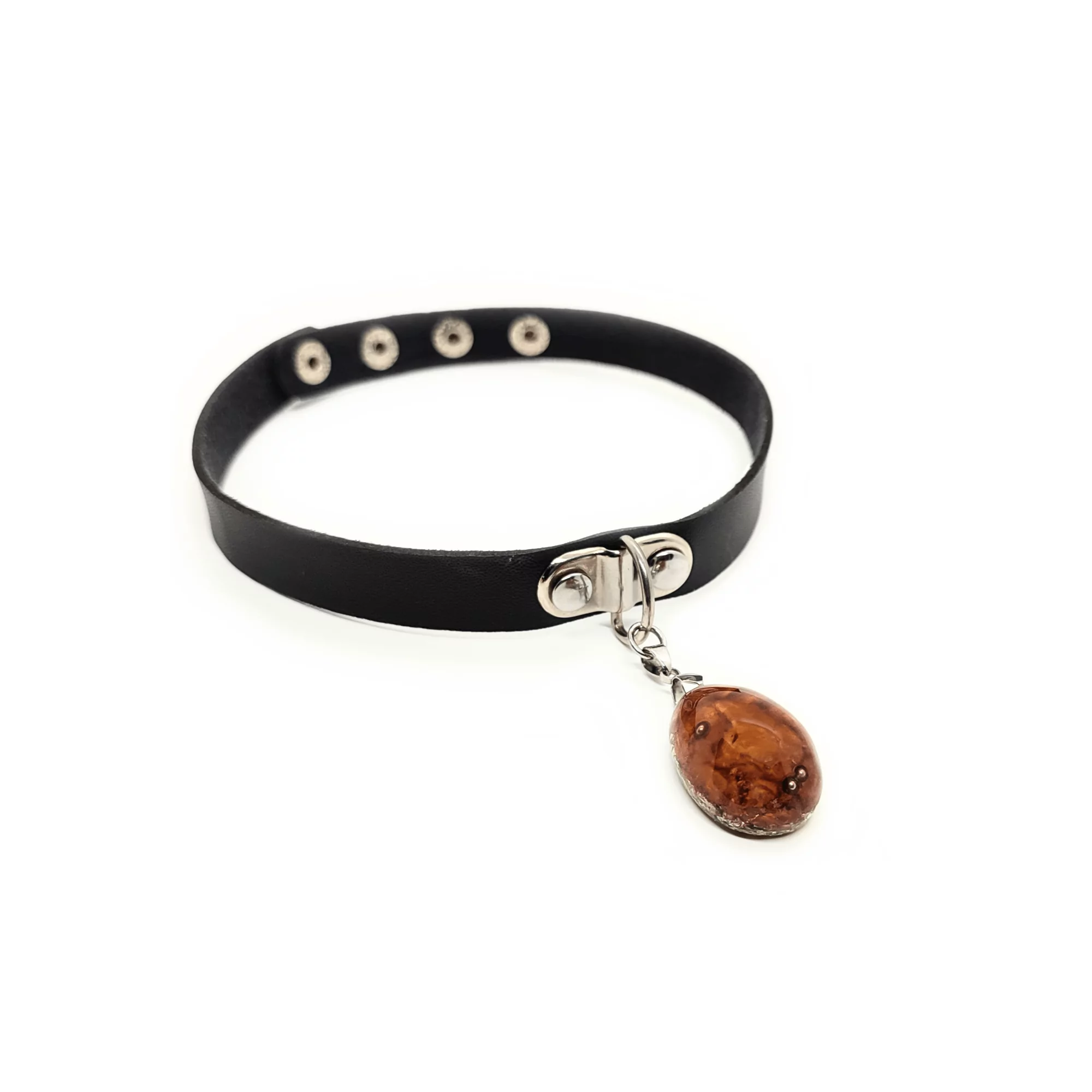 Hazel Orgonit Anhänger, welcher an einer Choker Halskette befestigt ist. Hazel Orgonite sind tropfenförmige, hellbraune Schmuckstücke aus Edelsteinen.
