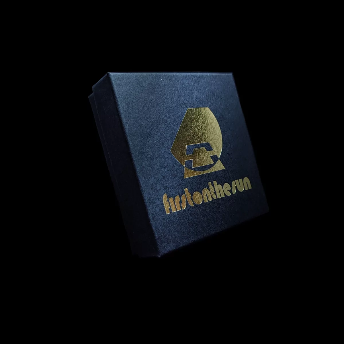Hochwertiger firstonthesun Karton mit goldenem Logo. Dieser Karton wird für jeden Kauf eines Orgonit Anhängers mitgeliefert.