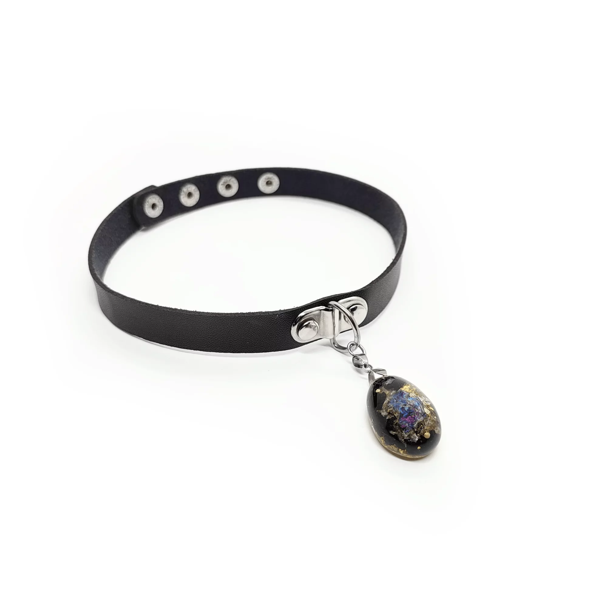 Produktbeispiel eines Schwarz/mehrfarbiger Ursprung Orgonit Anhängers an einem Edelstahl Choker
