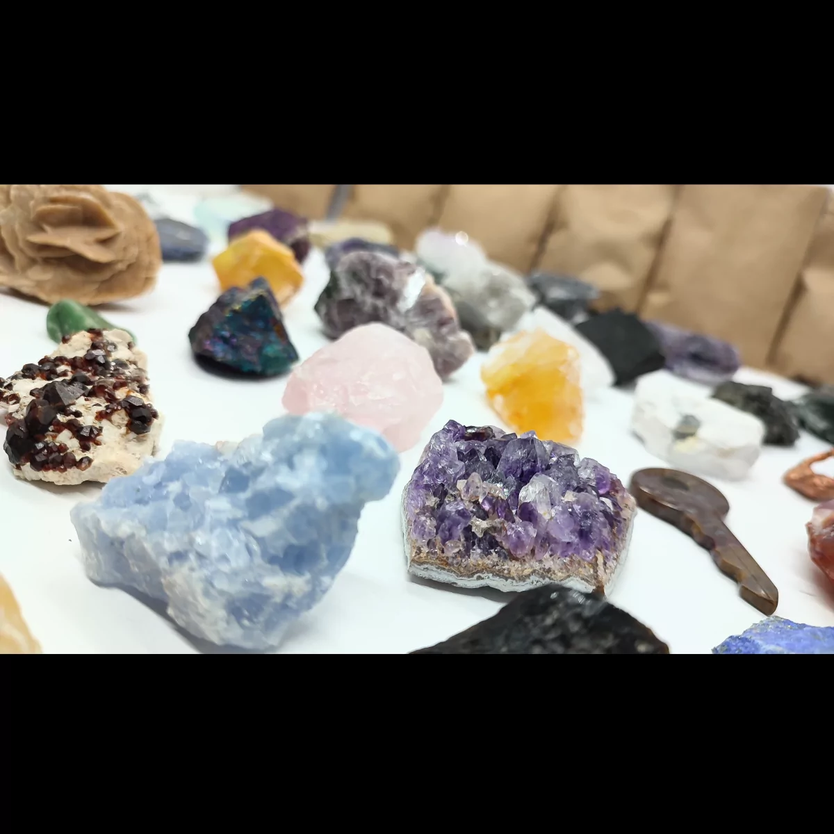 Nahaufnahme von einem blauen Calcit, Amethyst & weiteren Edelsteinen, sowie Mineralien & Metallen.