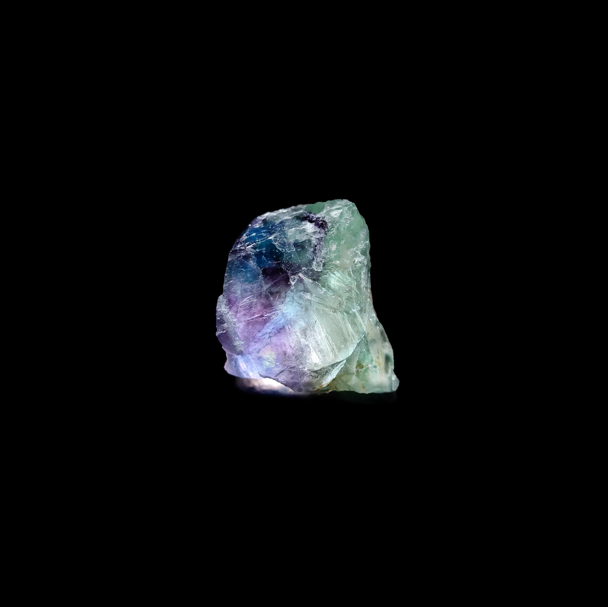 Ein grün, blau & violetter Regenbogenfluorit.