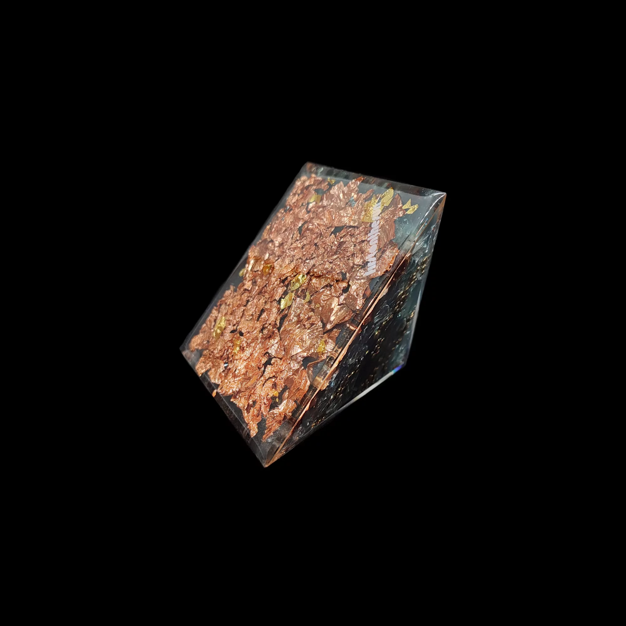 Mit Rotgold & Rosé-goldenen Metallflocken bedeckter Boden einer Orgon Pyramide.