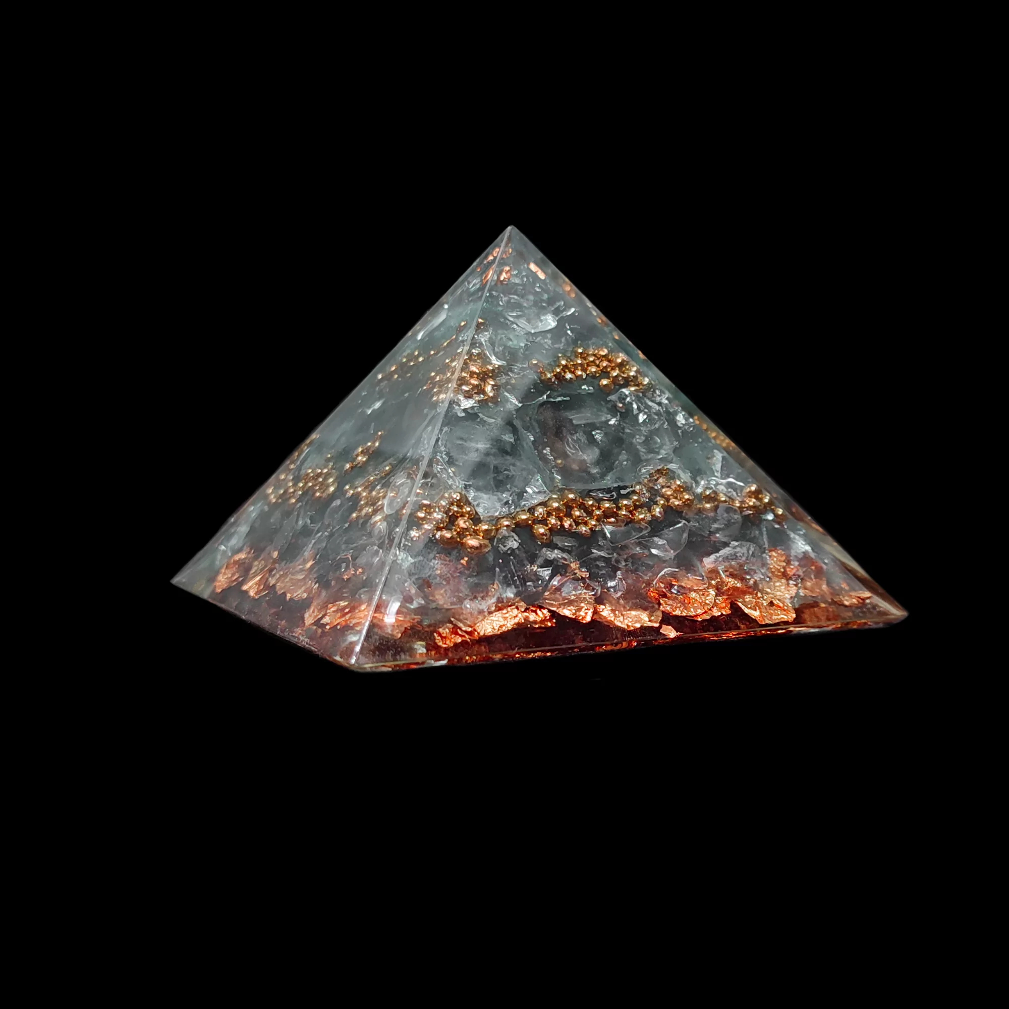 Hellgraue Orgonit Pyramide aus Quarz, Granat, Bronze, Messing & Gold.