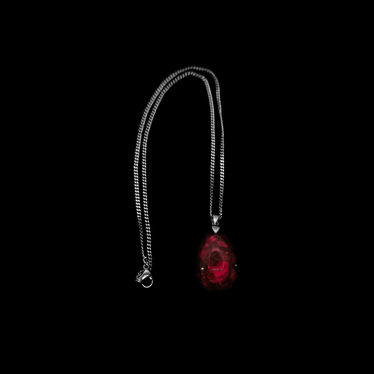 Roter Rubin Orgonit Anhänger mit silberfarbener Kette.