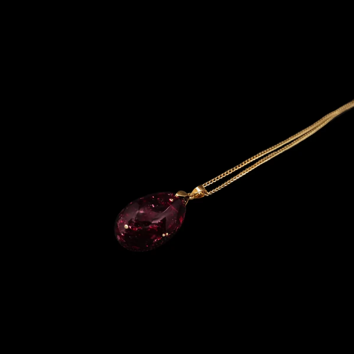 Roter Orgonit Anhänger aus Rubin mit goldener Kette & Collierschlaufe.