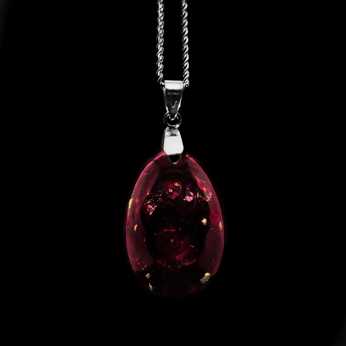 Roter Rubin Orgonit Anhänger mit silberner Collierschlaufe & silberner Kette.