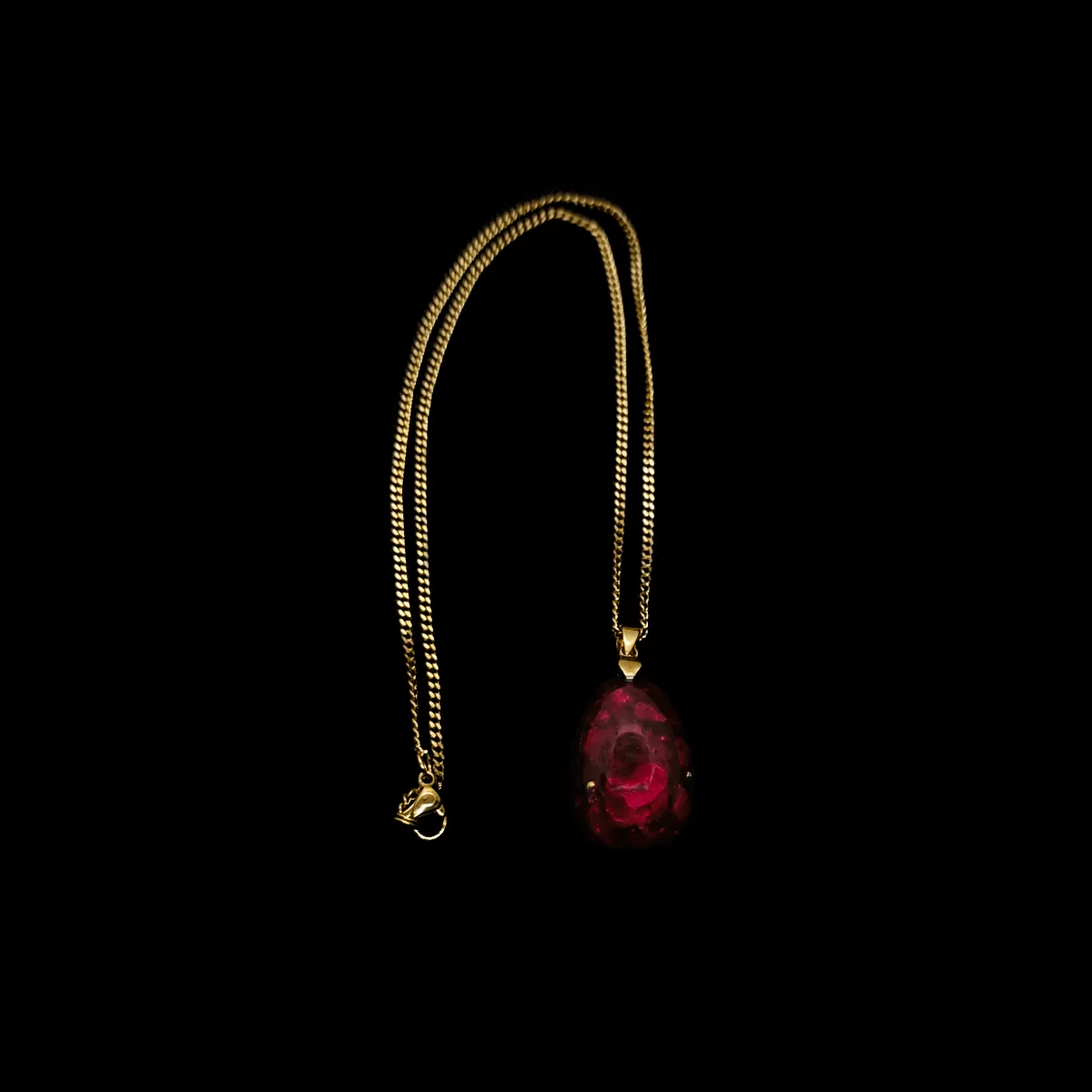 Roter Rubin Orgonit Anhänger in Tropfen Form mit goldener Kette & Karabinerverschluss.