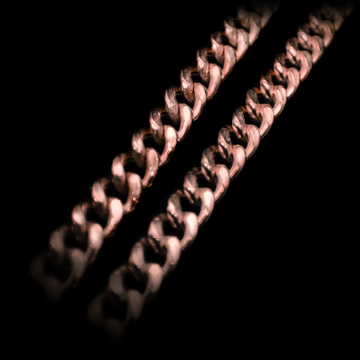 Die Kettenglieder einer Rosé-vergoldeten 925 Sterling Silber Kette. Diese Panzerketten sind erhältlich in unserem Online-Shop.