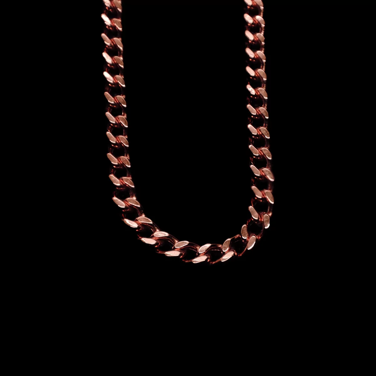 Makroaufnahme der Kettenglieder einer Rosé-vergoldeten Silberkette.