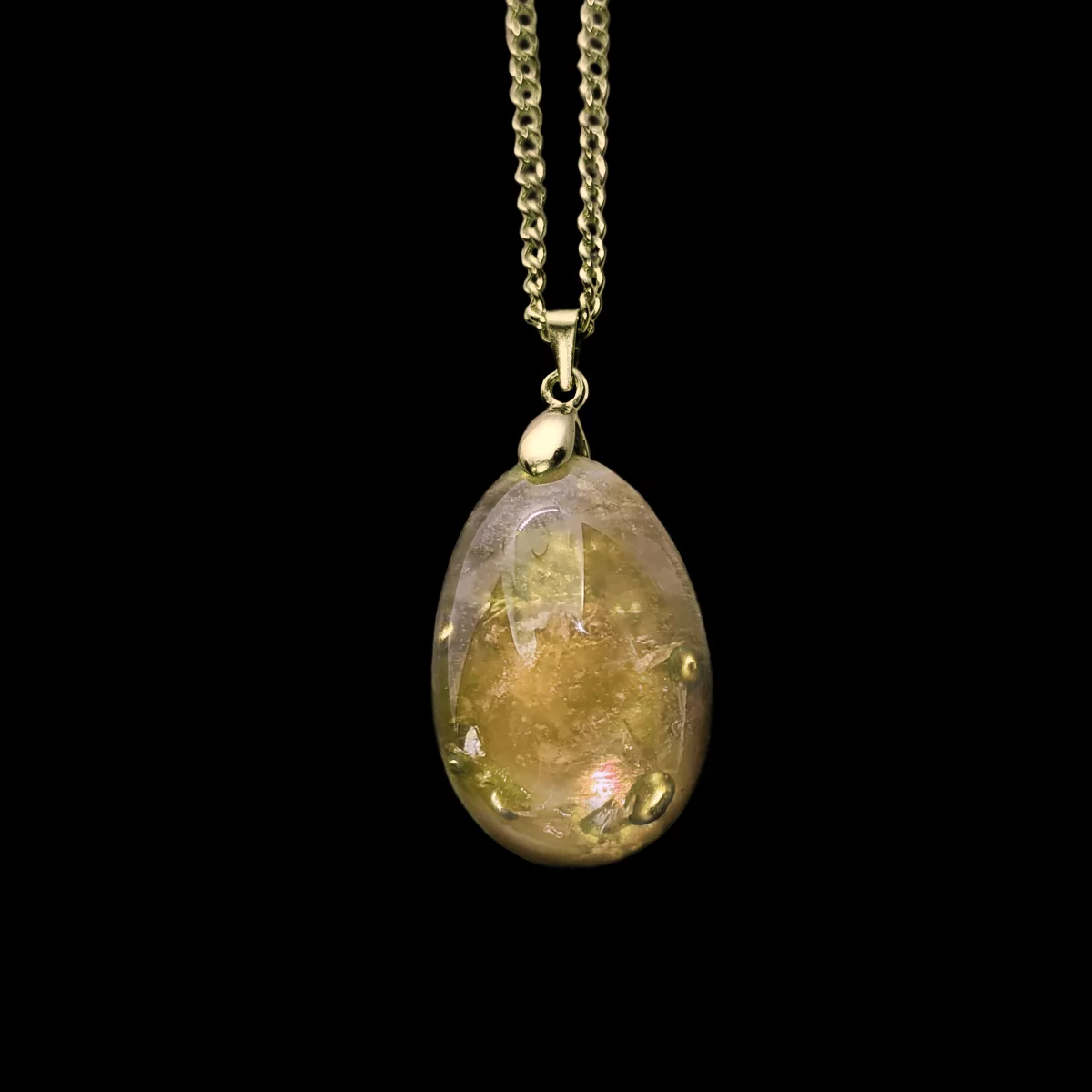 Champagnerfarbenes Orgonit-Amulett mit Edelsteinen & vergoldeter Halskette.