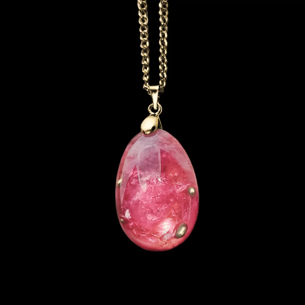 Orgonit Schmuck Anhänger aus Edelsteinen mit Rosenquarz in rosa Farbe mit goldener Collierschlaufe und goldener Kette..
