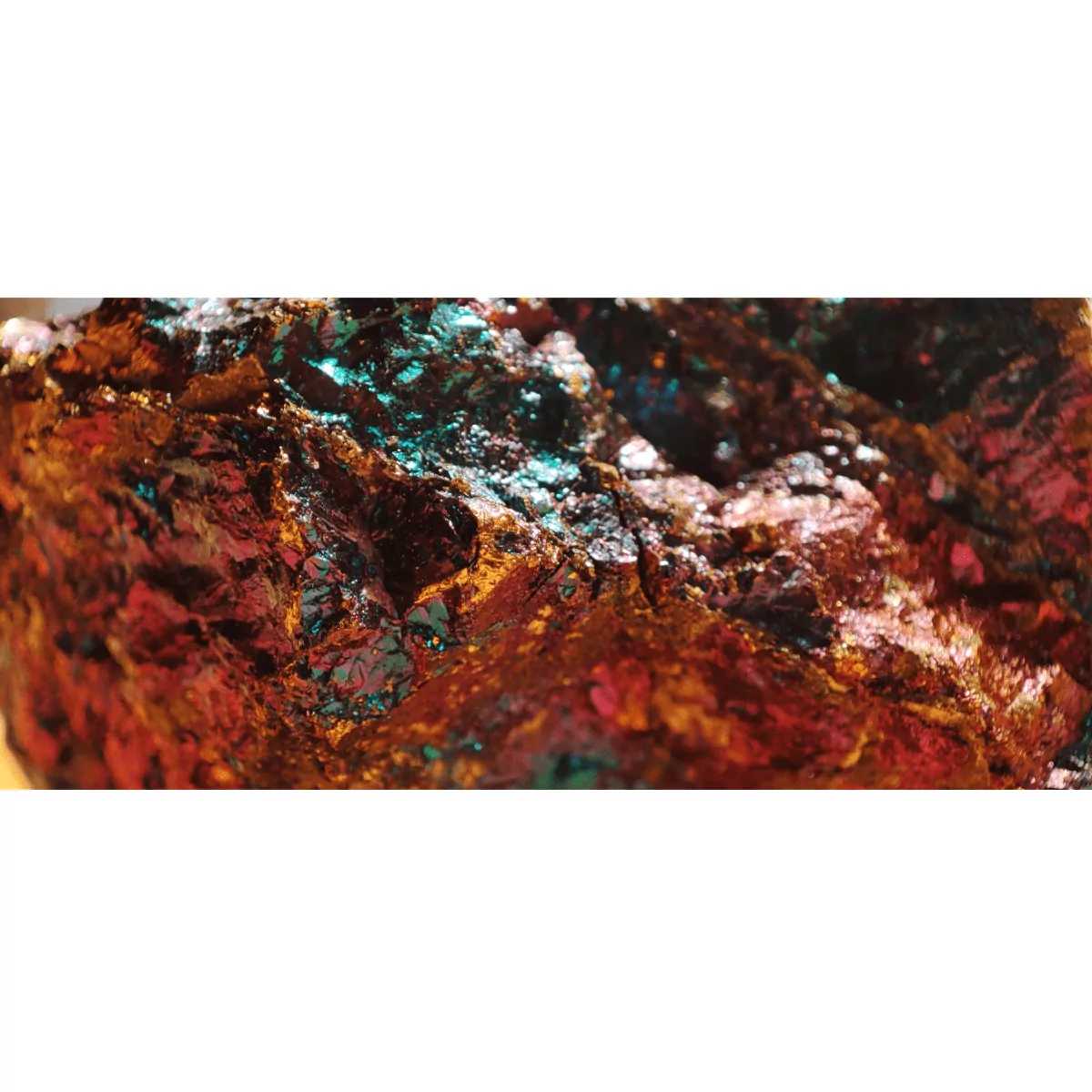 Nahaufnahme der Kristallstruktur eines Bornits, auch Buntkupferkies genannt.