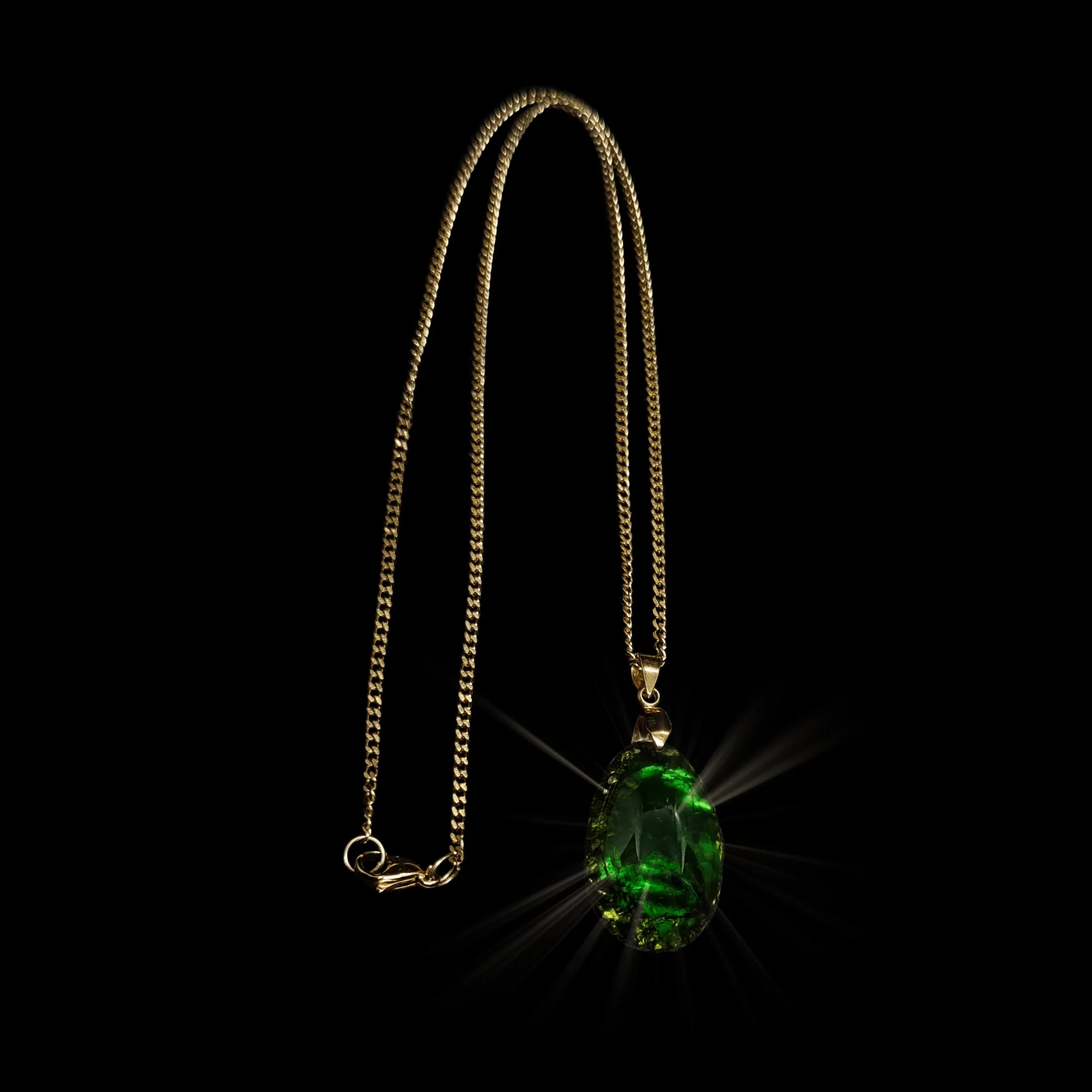 Schimmernder Moldavit Orgonit mit vergoldeter Kette.