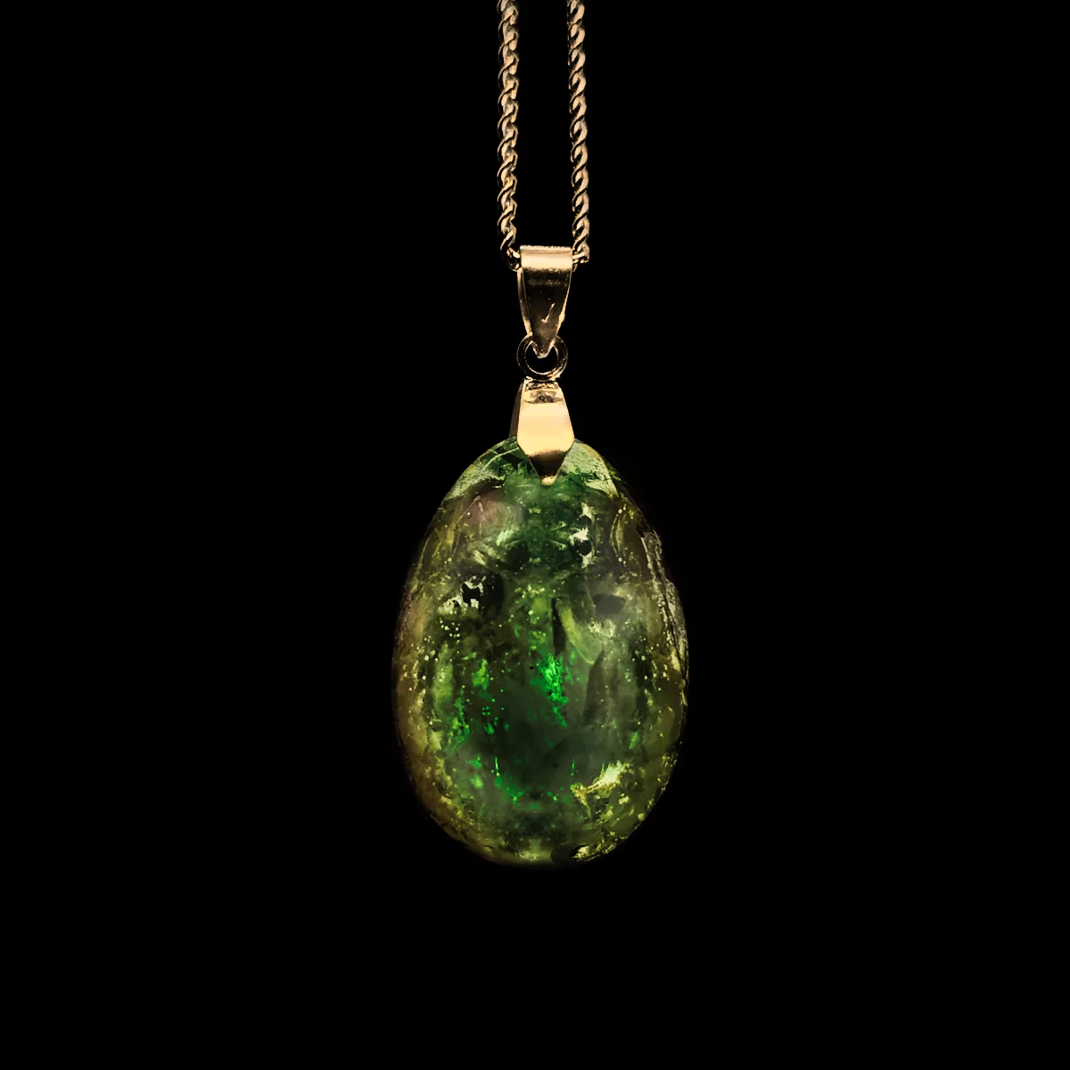 Grüner Orgonit Anhänger mit goldfarbener Schlaufe und Kette.