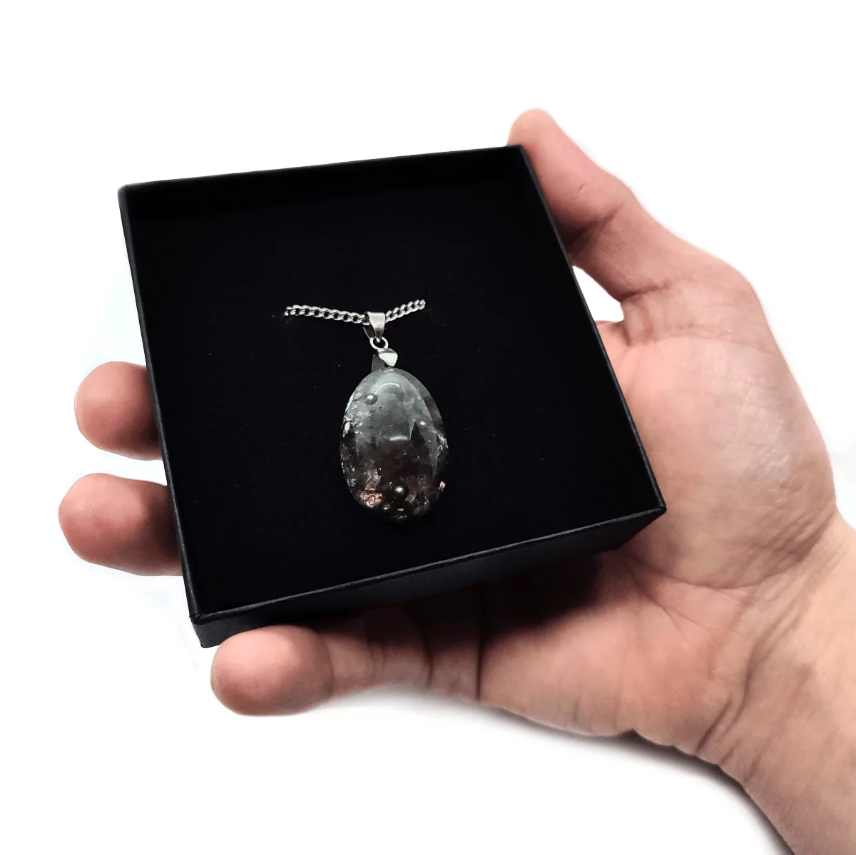 Grauer Rauchquarz Orgonit Anhänger in Schmuck Karton.