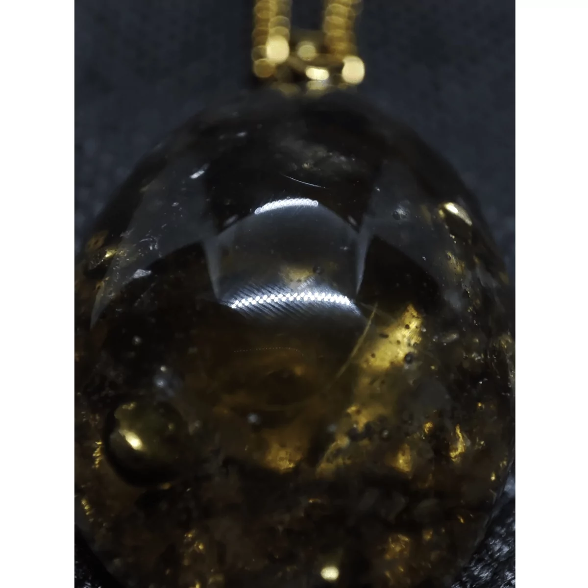 Makroaufnahme eines Erkenntnis Orgonits mit dem Edelstein Rauchquarz.