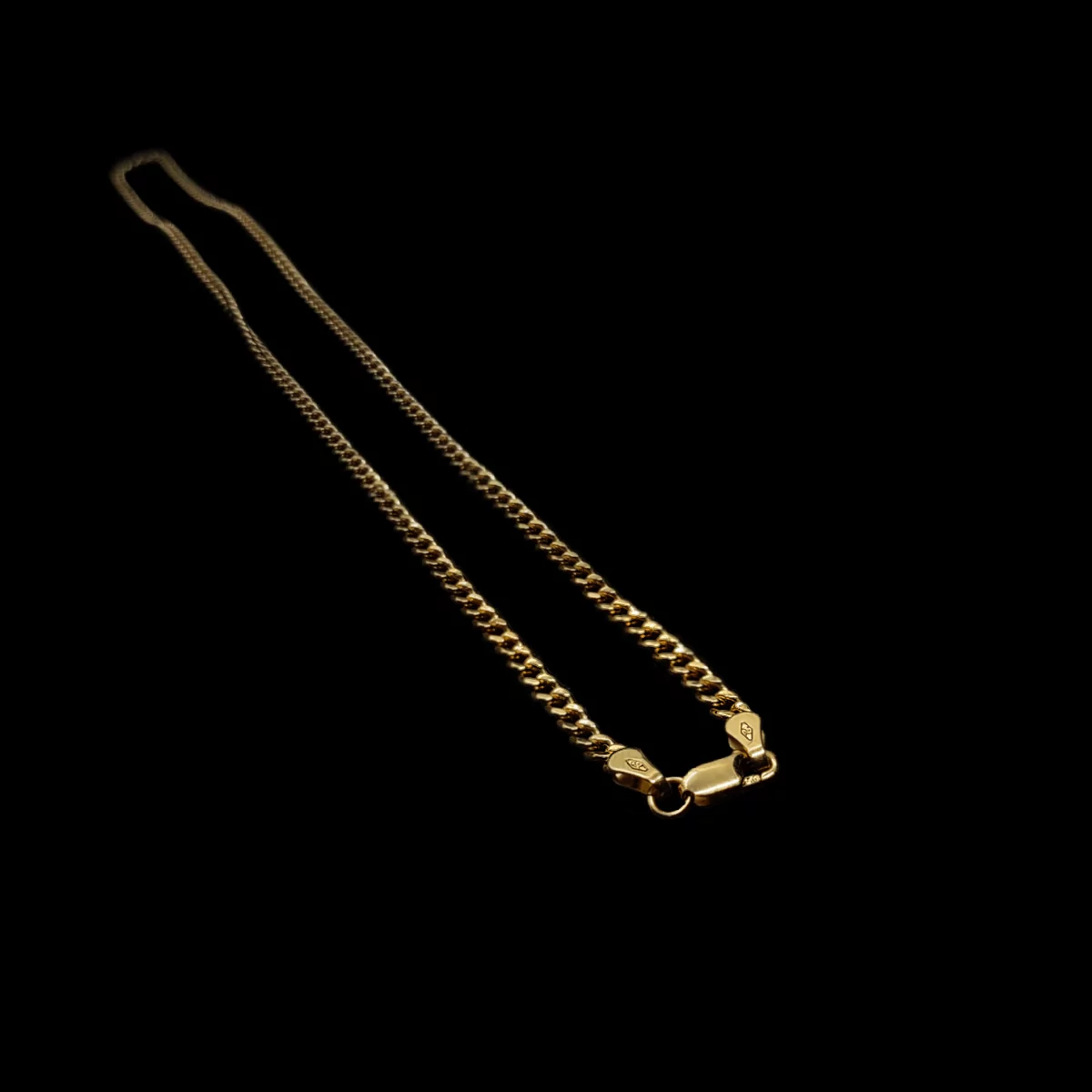 750 Goldkette auf schwarzem Hintergrund.