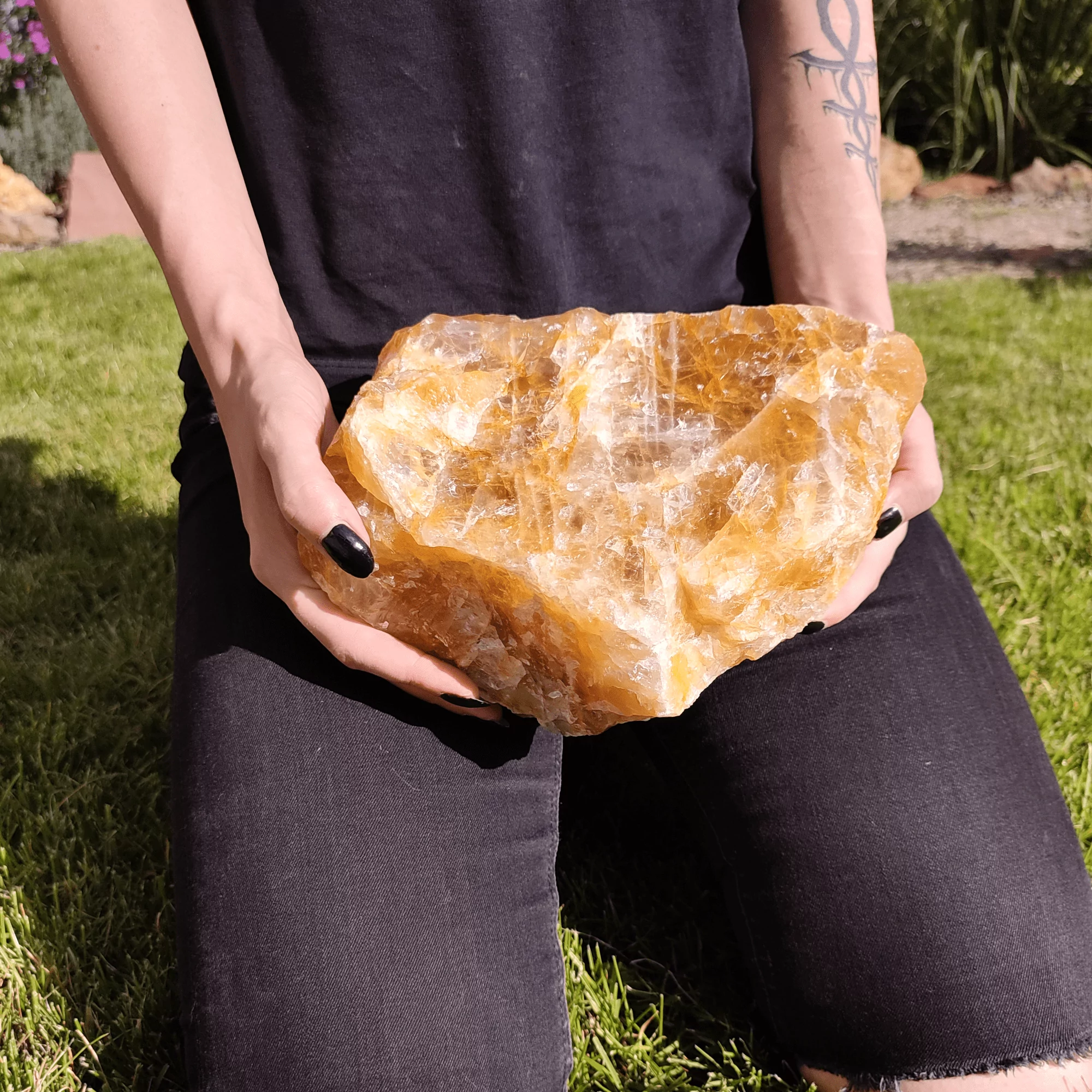 Ein über 7kg schwerer natürlicher XXL Citrin Rohstein, welcher von einer Frau gehalten wird.
