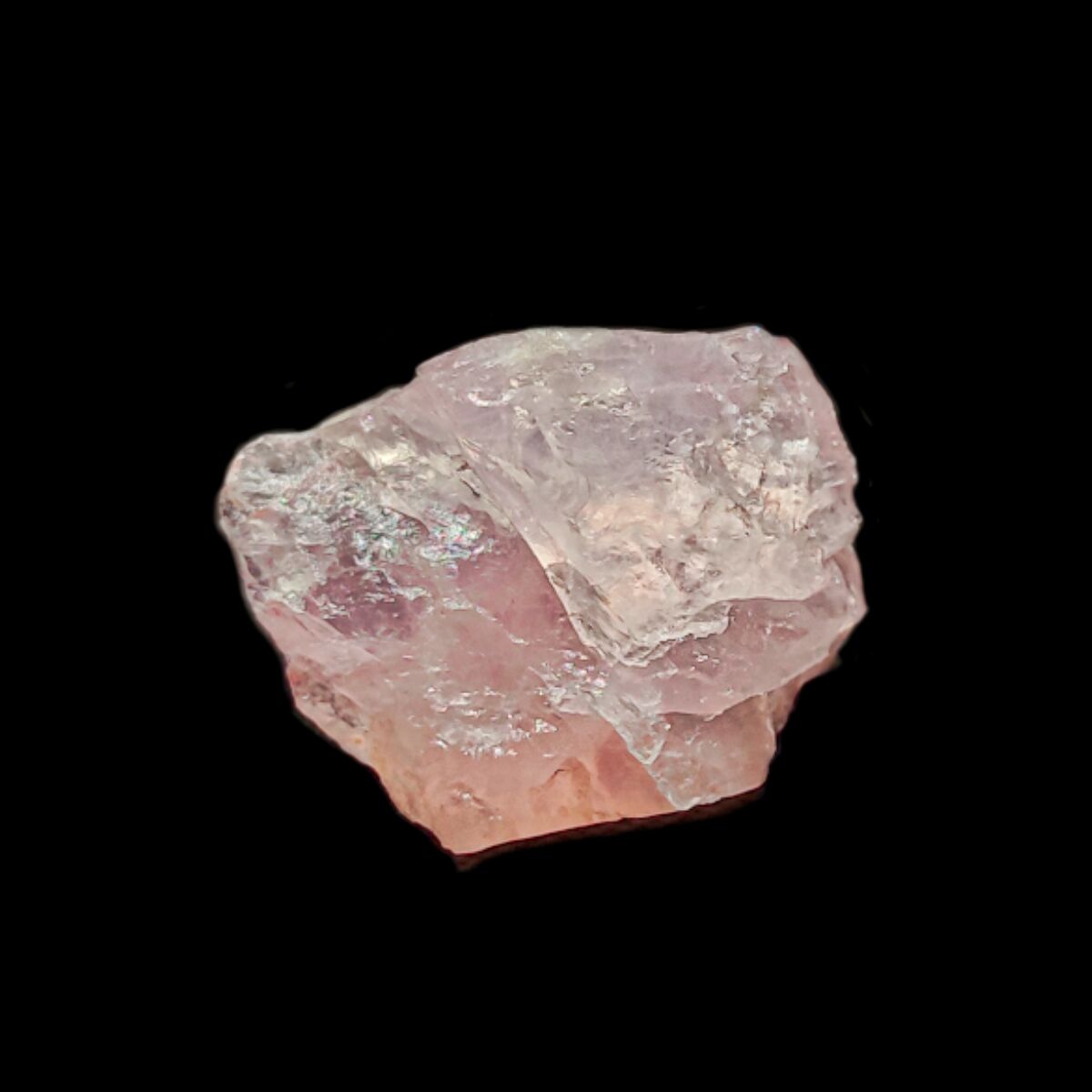 Klarer rosafarbener Rosenquarz mit sichtbaren Kristall-Linien.