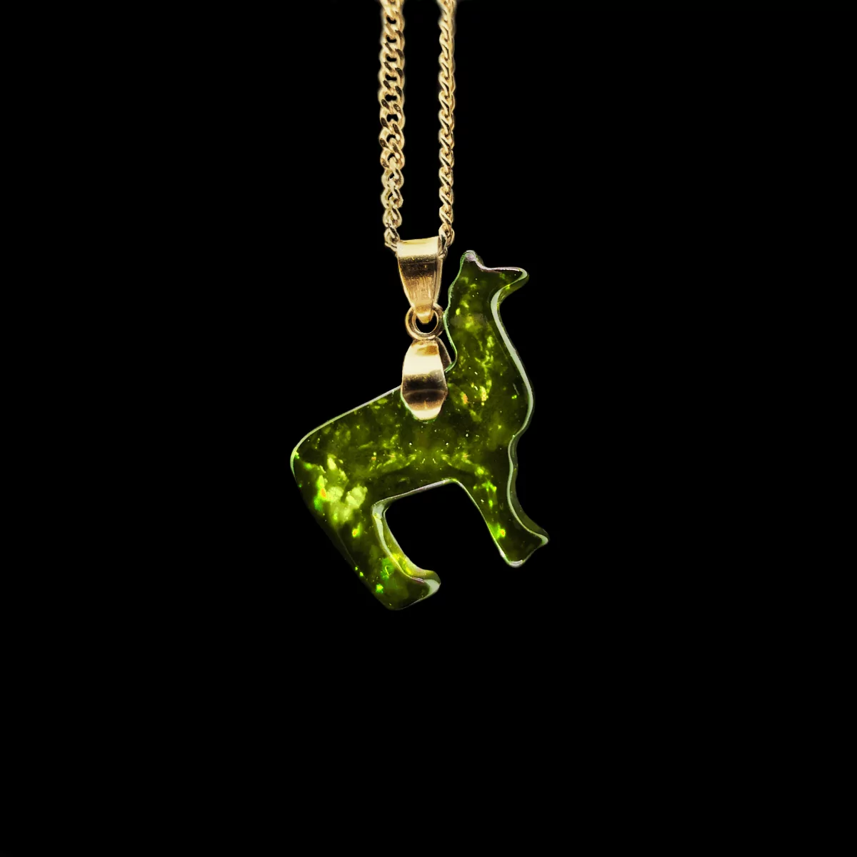 Moldavit Edelstein Schmuck in Alpaka Form mit goldener Kette.