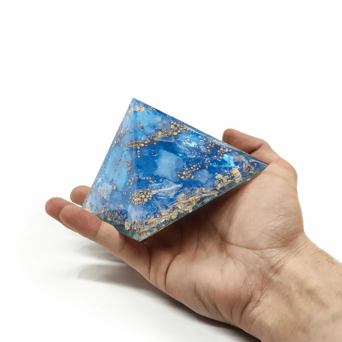 Präsentation einer großen hellblauen Orgonit Pyramide mit goldenen Metallen
