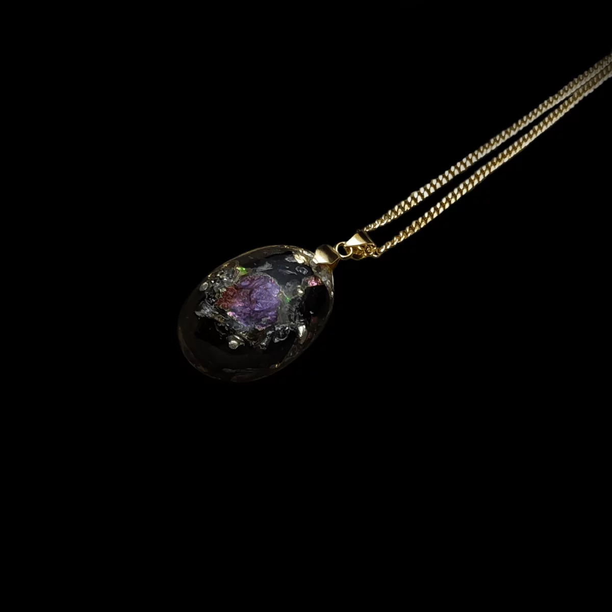 Ursprung Orgonit Anhänger in Schwarz mit Edel & Halbedelsteinen an einer vergoldeten Kette.