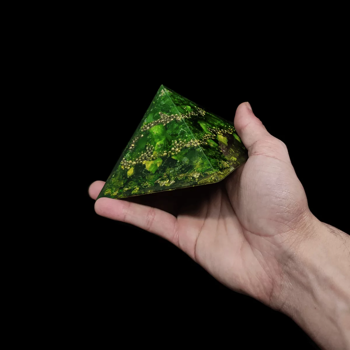 Hellgrüne Orgonit Pyramide mit goldenen Elementen. Die Erscheinungsform gibt diesem Kunstwerk den Name "Kristall des Frühlings".